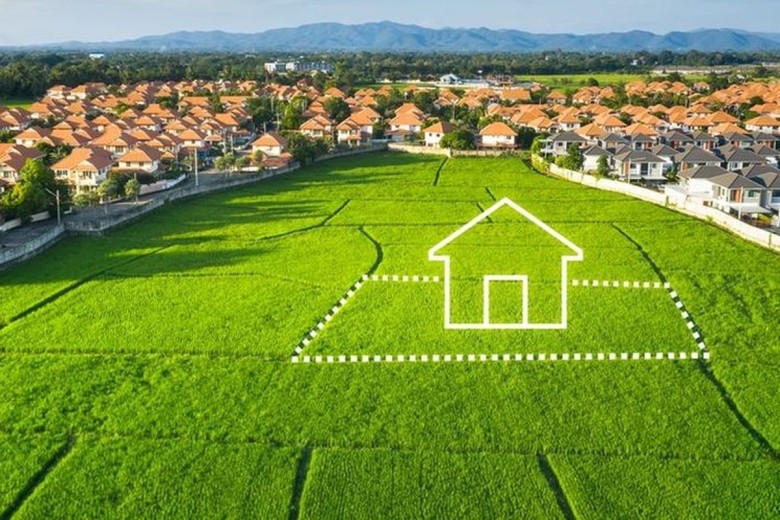 Dalam konteks investasi, tanah merupakan aset yang jumlahnya terbatas.