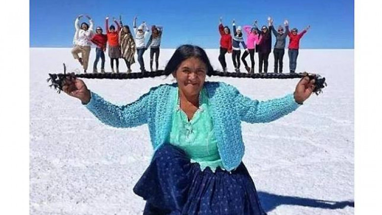 Coba Pose Seperti 14 Foto Ini Bareng Temenmu, Siap-siap Kebanjiran Like Deh!