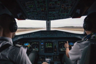 Ibu-ibu Syok Pilot Pesawat Anak Sendiri dan 5 Berita Viral Lainnya