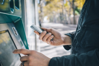 Manfaat Tarik Tunai Tanpa Kartu ATM untuk Masyarakat Modern